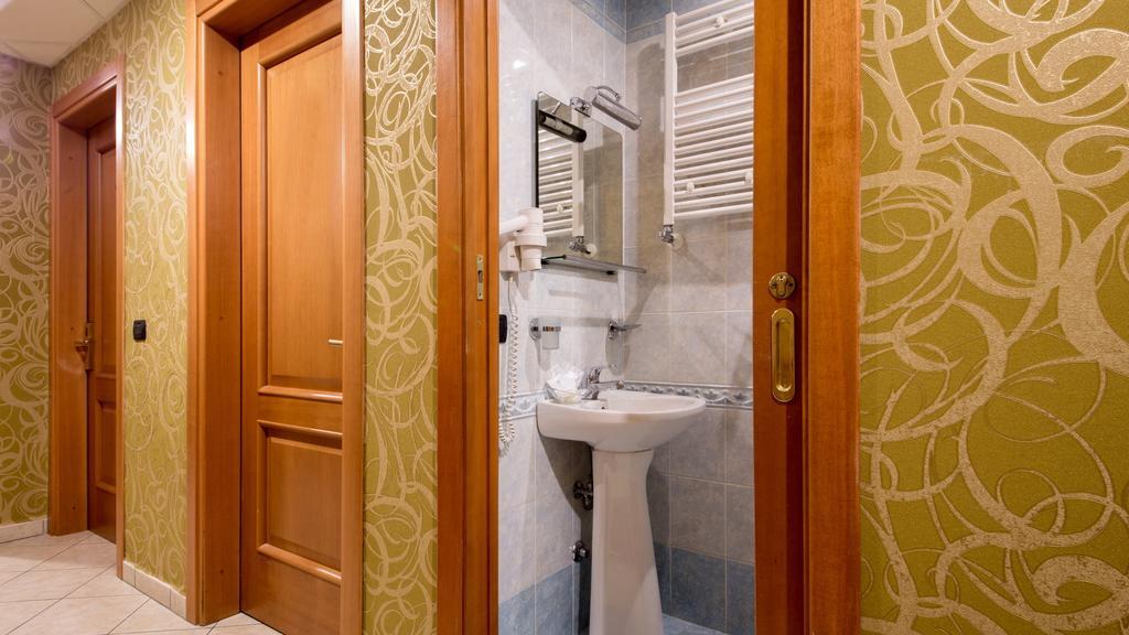 Bed & Breakfast In Vale&hillary Colosseo Roma