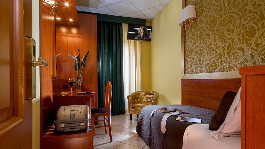 Bed & Breakfast In Vale&hillary Colosseo Roma