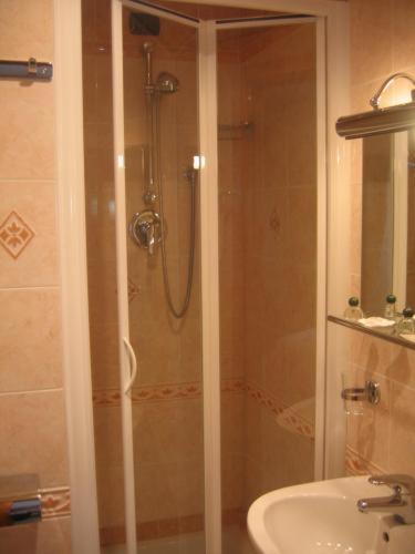 Bed & Breakfast In Vale&hillary Colosseo 2*