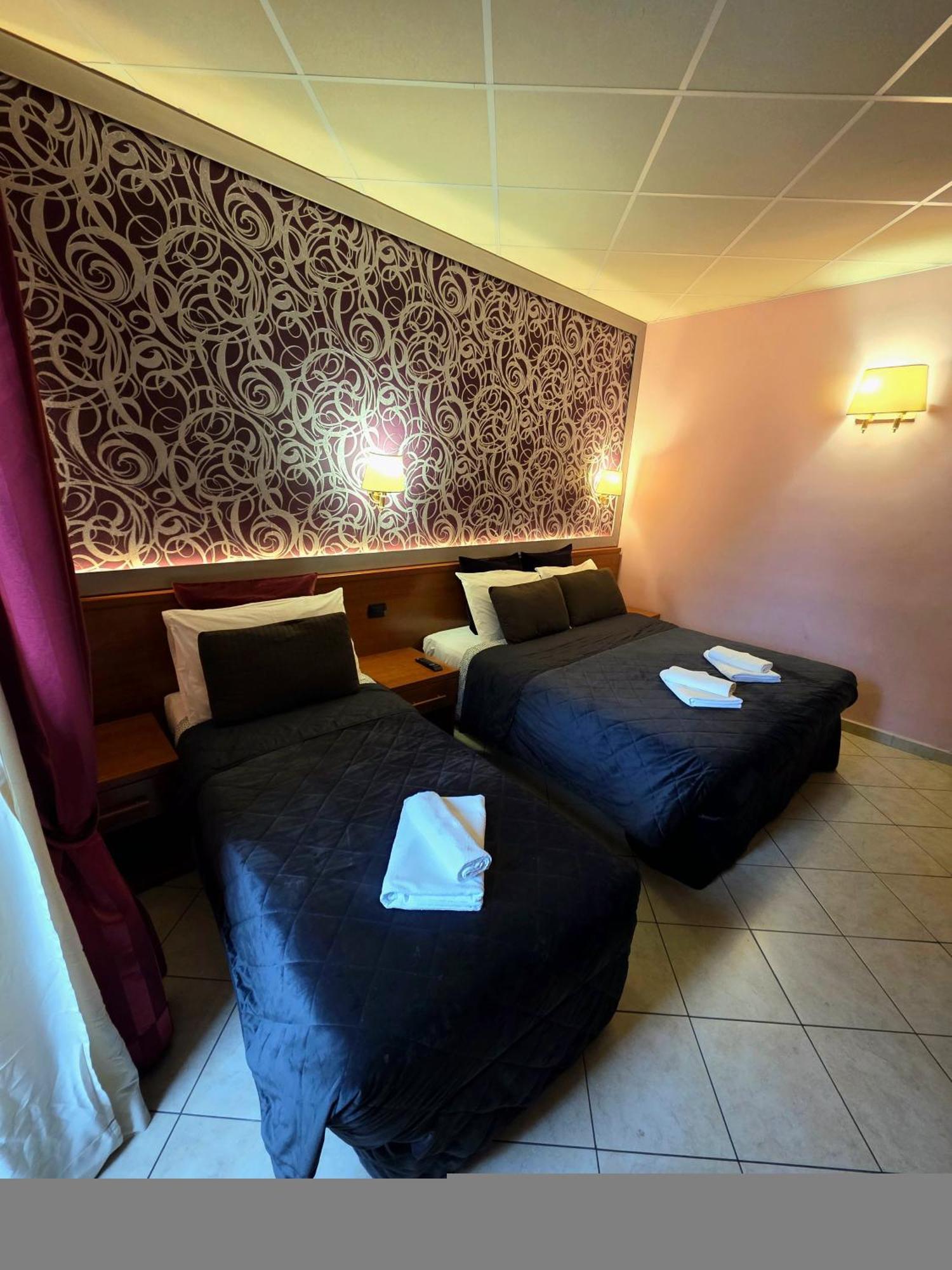 Bed & Breakfast In Vale&hillary Colosseo Roma