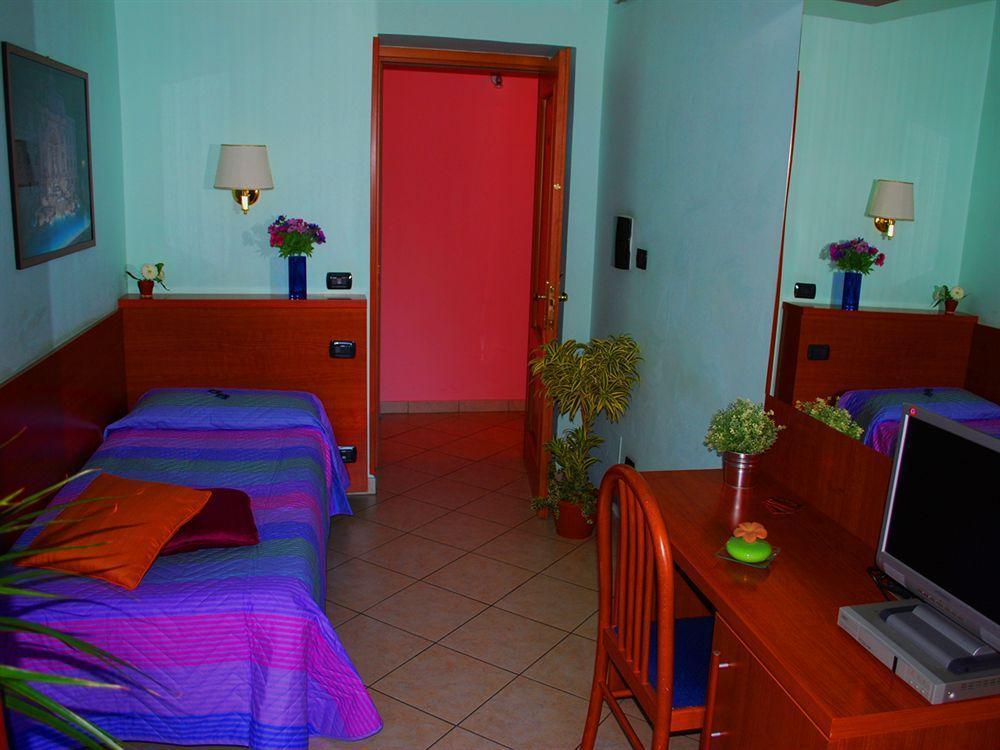 Bed & Breakfast In Vale&hillary Colosseo Roma